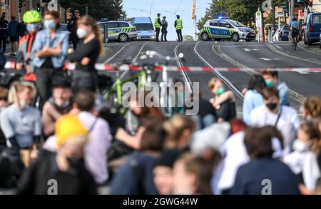 03. Oktober 2021, Sachsen-Anhalt, Halle (Saale): Teilnehmer einer Kundgebung gegen die Rechte protestieren gegen eine Prozession der Rechten. Die zentralen Feierlichkeiten zum Tag der Deutschen Einheit finden in Halle statt. Foto: Hendrik Schmidt/dpa-Zentralbild/dpa Stockfoto