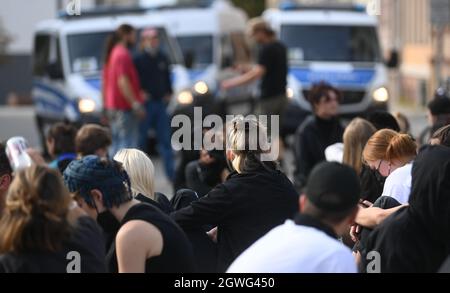 03. Oktober 2021, Sachsen-Anhalt, Halle (Saale): Teilnehmer einer Kundgebung gegen die Rechte protestieren gegen eine Prozession der Rechten. Die zentralen Feierlichkeiten zum Tag der Deutschen Einheit finden in Halle statt. Foto: Hendrik Schmidt/dpa-Zentralbild/dpa Stockfoto