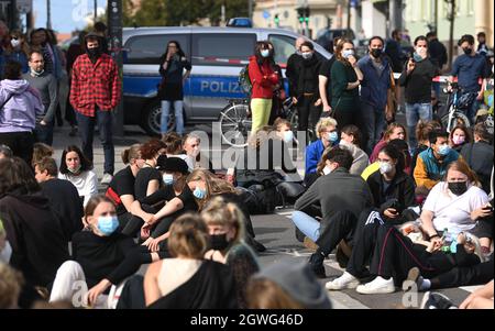 03. Oktober 2021, Sachsen-Anhalt, Halle (Saale): Teilnehmer einer Kundgebung gegen die Rechte protestieren gegen eine Prozession der Rechten. Die zentralen Feierlichkeiten zum Tag der Deutschen Einheit finden in Halle statt. Foto: Hendrik Schmidt/dpa-Zentralbild/dpa Stockfoto