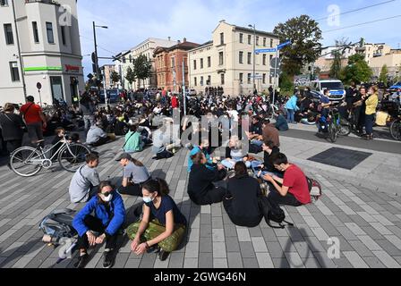 03. Oktober 2021, Sachsen-Anhalt, Halle (Saale): Teilnehmer einer Kundgebung gegen die Rechte protestieren gegen eine Prozession der Rechten. Die zentralen Feierlichkeiten zum Tag der Deutschen Einheit finden in Halle statt. Foto: Hendrik Schmidt/dpa-Zentralbild/dpa Stockfoto