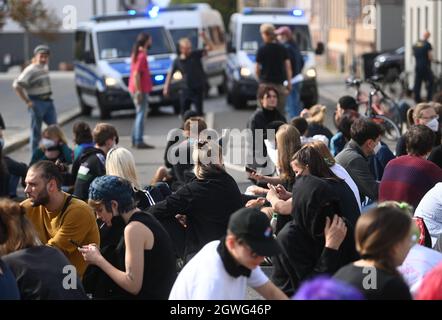 03. Oktober 2021, Sachsen-Anhalt, Halle (Saale): Teilnehmer einer Kundgebung gegen die Rechte protestieren gegen eine Prozession der Rechten. Die zentralen Feierlichkeiten zum Tag der Deutschen Einheit finden in Halle statt. Foto: Hendrik Schmidt/dpa-Zentralbild/dpa Stockfoto