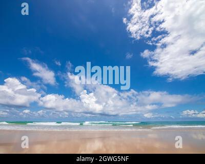 Wunderschöner tropischer Strand mit abstrakter Textur und blauem Himmel im Hintergrund. Kopieren Sie die Fläche des Konzepts für Sommerurlaub und Urlaub auf Geschäftsreisen. Stockfoto
