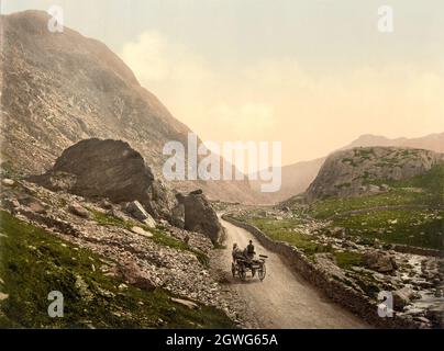 Vintage-Foto um 1890 vom Llanberis Pass in Snowdonia oder Eryri in Nordwales, Großbritannien. Das Foto zeigt die Straße (jetzt die heutige Hauptstraße A4086) mit einem Pferd und einem Wagen. Der Pass liegt zwischen den Bergketten des Glyderau und des Snowdon Yr Wyddfa und führt zum Nant Peris. Stockfoto