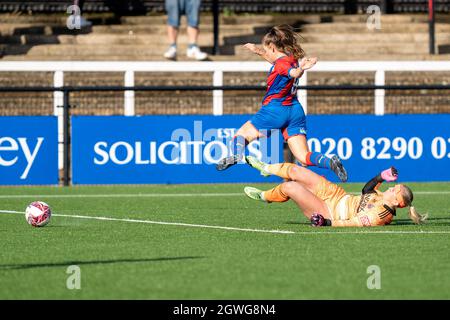 Trotz der Appelle für einen Elfmetertorhüter stellt Fran Kitching (20 Sheffield United) während des FA Womens Championship-Spiels zwischen Crystal Palace und Sheffield United in Hayes Lane, Bromley, England, eine saubere Herausforderung auf Molly Sharpe (8 Crystal Palace) dar. Stockfoto