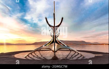 Reykjavik, Island-August 08.2019:Nahaufnahme der Silhouette Skulptur gegen das Meer während des Sonnenaufgangs - Sun Voyager wikingerschiff in Island Stockfoto