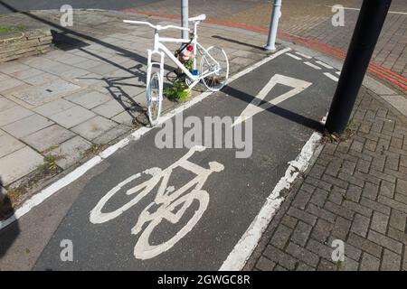 Ein Fahrrad-Geisterrad (auch als Ghostcycle oder WhiteCycle bezeichnet) Fahrrad-Denkmal am Straßenrand, bei dem ein Radfahrer in Richmond, London, Großbritannien, getötet wurde. (127) Stockfoto