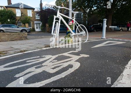 Ein Fahrrad-Geisterrad (auch als Ghostcycle oder WhiteCycle bezeichnet) Fahrrad-Denkmal am Straßenrand, bei dem ein Radfahrer in Richmond, London, Großbritannien, getötet wurde. (127) Stockfoto