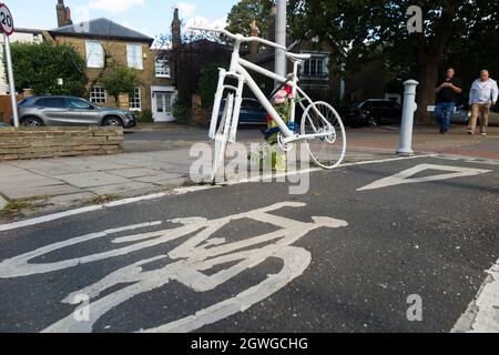 Ein Fahrrad-Geisterrad (auch als Ghostcycle oder WhiteCycle bezeichnet) Fahrrad-Denkmal am Straßenrand, bei dem ein Radfahrer in Richmond, London, Großbritannien, getötet wurde. (127) Stockfoto