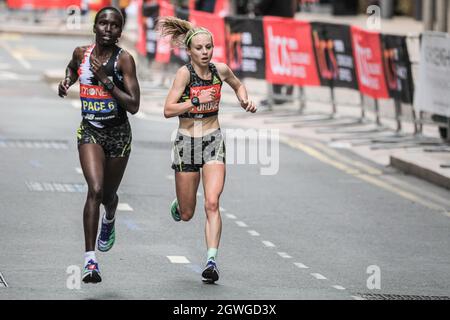 London, Großbritannien. Oktober 2021. Die britische Läuferin Charlotte Purdue bei Mile 19 in Canary Wharf. Nach einer 2-jährigen Abwesenheit kehrt der Virgin Money London Marathon zu seinem traditionellen Kurs von Blackheath zur Mall zurück. Mit über 40,000 Teilnehmern und einer ähnlichen Zahl, die gleichzeitig den virtuellen Marathon auf einer Strecke ihrer Wahl absolvieren wird es der größte Marathon überhaupt sein. Kredit: Imageplotter/Alamy Live Nachrichten Stockfoto