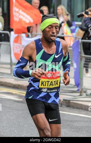 London, Großbritannien. Oktober 2021. Shura Kitata, ET, 2020 Virgin Money London Marathon Champion, liegt auf der Meile 19 in Canary Wharf hinter der Elite-Gruppe der Männer. Nach einer 2-jährigen Abwesenheit kehrt der Virgin Money London Marathon zu seinem traditionellen Kurs von Blackheath zur Mall zurück. Mit über 40,000 Teilnehmern und einer ähnlichen Zahl, die gleichzeitig den virtuellen Marathon auf einer Strecke ihrer Wahl absolvieren wird es der größte Marathon überhaupt sein. Kredit: Imageplotter/Alamy Live Nachrichten Stockfoto