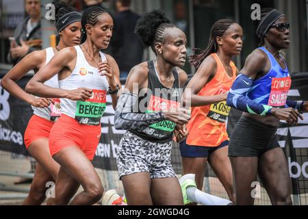 London, Großbritannien. Oktober 2021. Die Elite-Frauen mit der späteren Gewinnerin Joyciline Jepkosgei (Mitte, KE), der dritten platzierten Ashete Bekere, Lonah Chemtai Salpeter, dem 2. Platz Degitu Azimeraw und der 2019-Siegerin Brigid Kosgei. Nach einer 2-jährigen Abwesenheit kehrt der Virgin Money London Marathon zu seinem traditionellen Kurs von Blackheath zur Mall zurück. Mit über 40,000 Teilnehmern und einer ähnlichen Zahl, die gleichzeitig den virtuellen Marathon auf einer Strecke ihrer Wahl absolvieren wird es der größte Marathon überhaupt sein. Kredit: Imageplotter/Alamy Live Nachrichten Stockfoto