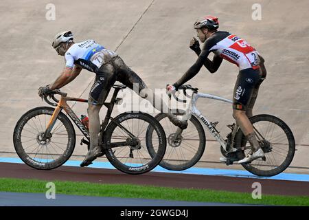 Der Italiener Sonny Colbrelli aus Bahrain siegt und der Belgier Florian Vermeersch von Lotto Soudal, abgebildet nach dem Elite-Rennen der Männer der 'Paris-Roubaix' Stockfoto