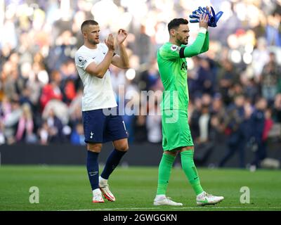 Tottenham Hotspur's Eric Dier (links) und Torwart Hugo Lloris applaudieren den Fans nach dem letzten Pfiff während des Premier League-Spiels im Tottenham Hotspur Stadium, London. Bilddatum: Sonntag, 3. Oktober 2021. Stockfoto