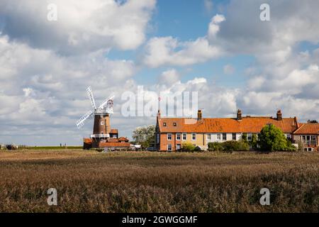 Cley Next The Sea, Vereinigtes Königreich - 29. September 2021: Cley Windmill ist eine denkmalgeschützte Turmmühle, die zu einer Wohnanlage umgebaut wurde Stockfoto