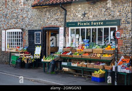 Cley Next The Sea, Vereinigtes Königreich - 29. September 2021: Picknick-Delikatessen in der historischen Old Forge in der Altstadt von Caire wurden ausgezeichnet und lanciert Stockfoto