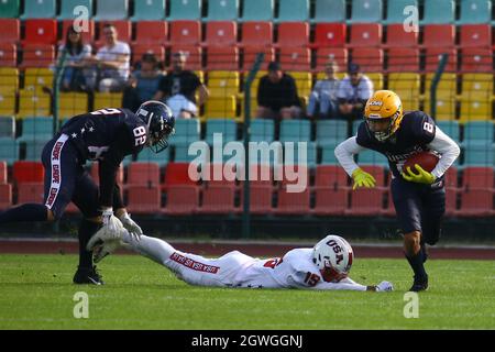 03. Oktober 2021, Berlin: American Football: All Star Game, European League of Football - Team USA: David Richardson (Team USA, M) kann Timothy Knuettel (elf All-Stars, r) nicht aufhalten. Foto: Michael Hundt/dpa Stockfoto