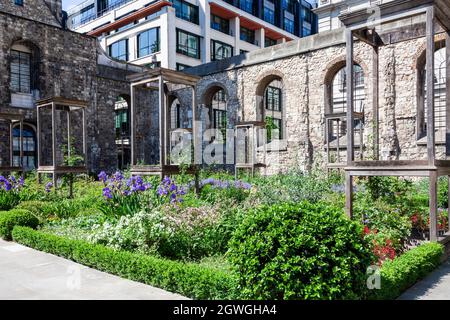 Christchurch Greyfriars Garden in der Newgate Street London England, Großbritannien eine Kirche aus dem 13. Jahrhundert, die von Sir Christopher Wren umgebaut, aber während der Sek. zerstört wurde Stockfoto