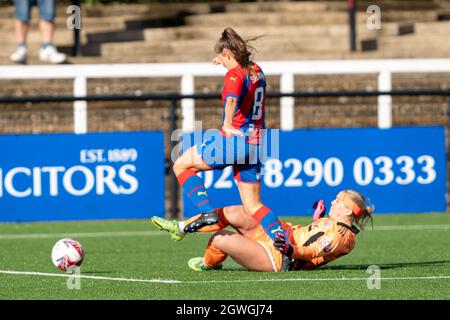 Trotz der Appelle für eine Strafe stellt Fran Kitching (20 Sheffield United) eine saubere Herausforderung auf Molly Sharpe (8 Crystal Palace) während des FA Womens Championship-Spiels zwischen Crystal Palace und Sheffield United in Hayes Lane, Bromley, England. Stockfoto