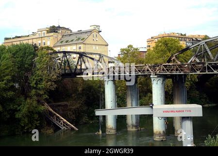 Rom, Italien. Oktober 2021. Ein Blick auf die "Ponte dell'Industria", die durch einen nächtlichen Brand teilweise eingestürzt ist.die "Ponte dell'Industria", auch bekannt als "Ponte di Ferro", wurde 1863 eingeweiht und ist ein wichtiger Verkehrsknotenpunkt, der die Bezirke Ostiense und Marconi verbindet. (Foto von Vincenzo Nuzzolese/SOPA Images/Sipa USA) Quelle: SIPA USA/Alamy Live News Stockfoto