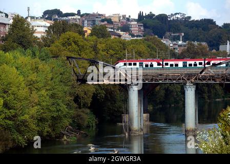 Rom, Italien. Oktober 2021. Ein Blick auf die "Ponte dell'Industria", die durch einen nächtlichen Brand teilweise eingestürzt ist.die "Ponte dell'Industria", auch bekannt als "Ponte di Ferro", wurde 1863 eingeweiht und ist ein wichtiger Verkehrsknotenpunkt, der die Bezirke Ostiense und Marconi verbindet. (Foto von Vincenzo Nuzzolese/SOPA Images/Sipa USA) Quelle: SIPA USA/Alamy Live News Stockfoto