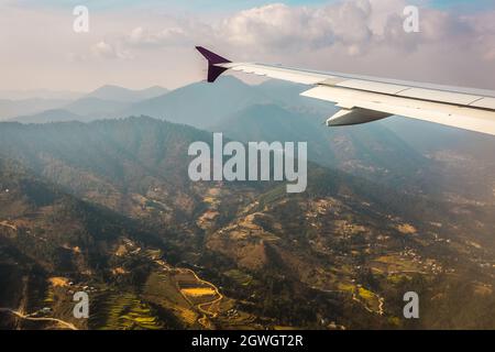 Luftaufnahme von kleinen Nepal-Dörfern aus dem Flugzeugportal Stockfoto