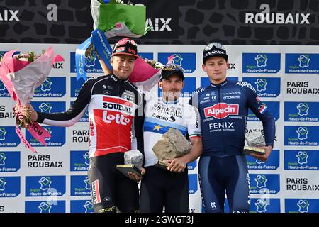 Der Belgier Florian Vermeersch von Lotto Soudal, der Italiener Sonny Colbrelli von Bahrain als Sieger und der Niederländer Mathieu van der Poel von Alpecin-Fenix auf der Abbildung Stockfoto