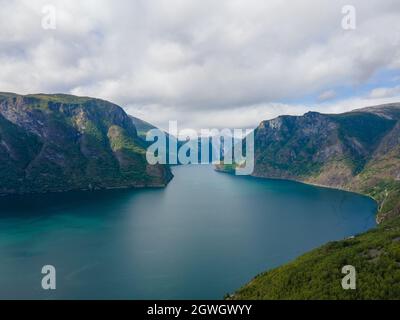 Norwegen - Blick zwischen den norwegischen Fjorden von oben auf der Route von Bergen nach Tyssedal. Drohnenschuss, wolkig, Morgenlicht. Stockfoto