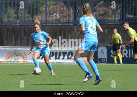 Napoli, Italien. Oktober 2021. Sara TUI (8) Napoli Femminile kontrollieren den Ball während des Spiels Napoli Women vs Milan Women, Italienischer Fußball Serie A Frauen in Napoli, Italien, Oktober 03 2021 Kredit: Unabhängige Fotoagentur/Alamy Live News Stockfoto