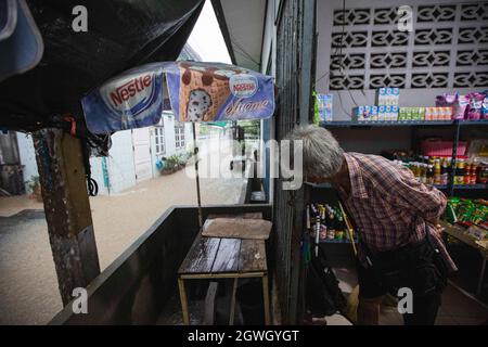 Nonthaburi, Thailand. Oktober 2021. Kor Krets Bewohner sah die überflutete Gasse an. Nach dem Sturm von Dianmu wurden 20 Provinzen betroffen, das Wasser war in die nächste Provinz von Bangkok geflußt worden. Die Gemeinde am Flussufer in Nonthaburi steht vor einer Sturzflut, die sich jeden Tag ändert. Kor Kret (Flussinsel in Nonthaburi) hat jeden Abend einen Anstieg des Wasserpegels und sinkt morgens, je nach Gezeiten. (Foto von Varuth Pongsapipatt/SOPA Image/Sipa USA) Quelle: SIPA USA/Alamy Live News Stockfoto