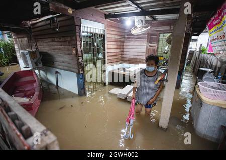 Nonthaburi, Thailand. Oktober 2021. Kor Krets Bewohner wurde in ihrem überfluteten Haus gesehen. Nach dem Sturm von Dianmu wurden 20 Provinzen betroffen, das Wasser war in die nächste Provinz von Bangkok geflußt worden. Die Gemeinde am Flussufer in Nonthaburi steht vor einer Sturzflut, die sich jeden Tag ändert. Kor Kret (Flussinsel in Nonthaburi) hat jeden Abend einen Anstieg des Wasserpegels und sinkt morgens, je nach Gezeiten. (Foto von Varuth Pongsapipatt/SOPA Image/Sipa USA) Quelle: SIPA USA/Alamy Live News Stockfoto