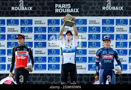 Der Belgier Florian Vermeersch von Lotto Soudal, der Italiener Sonny Colbrelli von Bahrain als Sieger und der Niederländer Mathieu van der Poel von Alpecin-Fenix auf der Abbildung Stockfoto