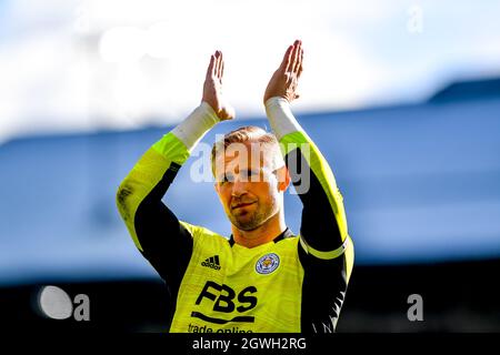 London, Großbritannien. Oktober 2021. Kasper Schmeichel vom FC Leicester City begrüßt die Fans am Ende des Spiels während des Premier League-Spiels zwischen Crystal Palace und Leicester City im Selhurst Park, London, England am 3. Oktober 2021. Foto von Phil Hutchinson. Nur zur redaktionellen Verwendung, Lizenz für kommerzielle Nutzung erforderlich. Keine Verwendung bei Wetten, Spielen oder Veröffentlichungen einzelner Clubs/Vereine/Spieler. Kredit: UK Sports Pics Ltd/Alamy Live Nachrichten Stockfoto