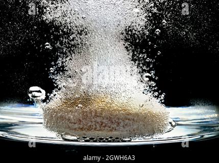 Brausetabletten in Wasserglas Stockfoto
