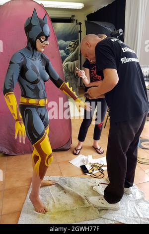 GEEK ART - Bodypainting und Transformaking: Enrico Lein macht das Bodypainting für das Batgirl Comic Fotoshooting mit Janina im Studio Düsterwald.in Hameln am 27. September 2021 - Ein Projekt der Fotografin Tschiponnique Skupin und des Bodypainters Enrico Lein