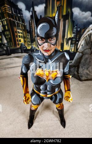 GEEK ART - Bodypainting und Transformaking: Batgirl-Comic-Fotoshooting mit Janina in einer besprühten Comic-Kulisse von Enrico Lein im Studio Düsterwald in Hameln am 27. September 2021 - Ein Projekt der Fotografin Tschiponnique Skupin und des Bodypainters Enrico Lein