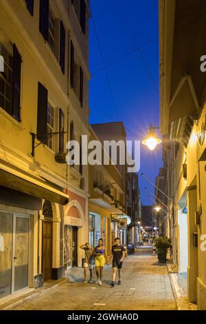 Die Leute, die in der Stadt, Gibraltar, die Seitenstraße entlang laufen Stockfoto