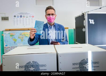 Bologna, Italien. Oktober 2021. Matteo Lepore, Kandidat der Demokratischen Partei für das Amt des Bürgermeisters von Bologna, gibt während der ersten Wahlrunde in einem Wahllokal seine Stimme ab. Lepore ist scheidender Ratsherr für Kultur, Sport und Tourismus und könnte nach einigen Umfragen bereits in der ersten Wahlrunde der Sieger sein. Kredit: Massimiliano Donati/Alamy Live Nachrichten Stockfoto