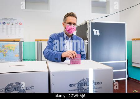 Bologna, Italien. Oktober 2021. Matteo Lepore, Kandidat der Demokratischen Partei für das Amt des Bürgermeisters von Bologna, gibt während der ersten Wahlrunde in einem Wahllokal seine Stimme ab. Lepore ist scheidender Ratsherr für Kultur, Sport und Tourismus und könnte nach einigen Umfragen bereits in der ersten Wahlrunde der Sieger sein. Kredit: Massimiliano Donati/Alamy Live Nachrichten Stockfoto