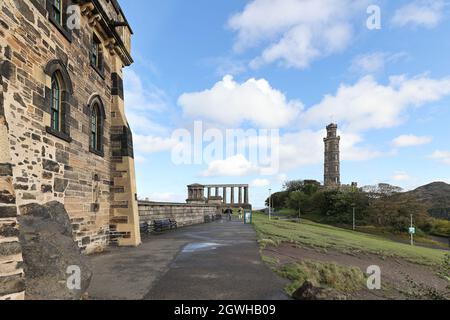 Old Royal High School, plus National und Nelson Monuments, Arthur's Seat, Calton Hill, Edinburgh, Schottland, Vereinigtes Königreich. Stockfoto