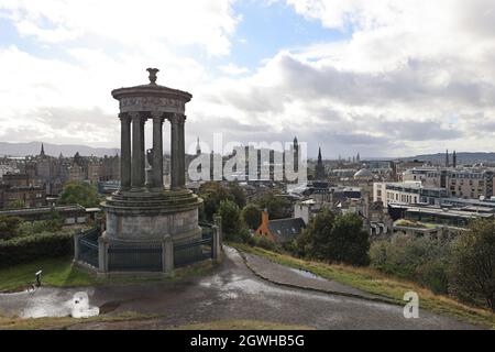 Blick von Arthur's Seat, Calton Hill, zeigt das Dugald Stewart Monument, Edinburgh, Schottland, Großbritannien. Stockfoto