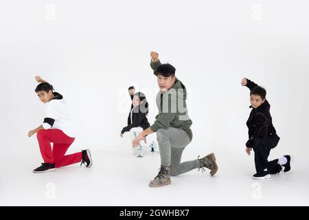 Gruppe von Kid Team Aktivität Tanzkurs mit Lehrer führen Aktion im weißen Studio Hintergrund. Stockfoto