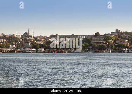 Istanbul, Türkei; 26. Mai 2013: Blick auf das Aquädukt vom Goldenen Horn. Stockfoto