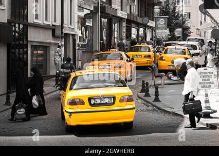 Istanbul, Türkei; 27. Mai 2013: Reihe von Taxis auf einer Straße in Istanbul. Stockfoto