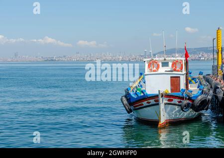 а kleines Schiff dockte im Hafen der Prinzeninseln im Marmarameer in der Nähe von Istanbul, Türkei an. Stockfoto