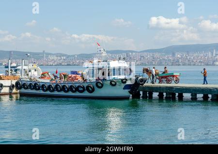 а kleines Schiff dockte im Hafen der Prinzeninseln im Marmarameer in der Nähe von Istanbul, Türkei an. Stockfoto