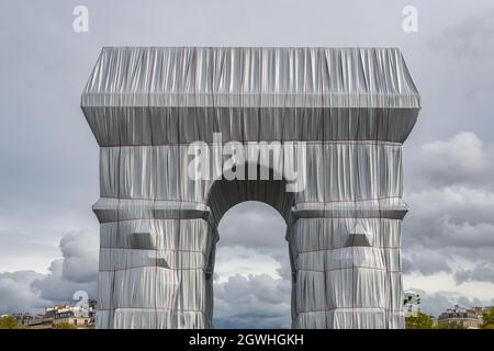 Paris, Frankreich, 3. Oktober 2021, der Triumphbogen eingewickelt Stockfoto