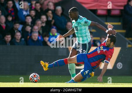 LONDON, GROSSBRITANNIEN. 3. OKTOBER Boubakary Soumare aus Leicester und Luka Milivojevic von Crystal Palace kämpfen während des Premier League-Spiels zwischen Crystal Palace und Leicester City im Selhurst Park, London, am Sonntag, 3. Oktober 2021 um den Ball. (Kredit: Federico Maranesi | MI Nachrichten) Kredit: MI Nachrichten & Sport /Alamy Live Nachrichten Stockfoto