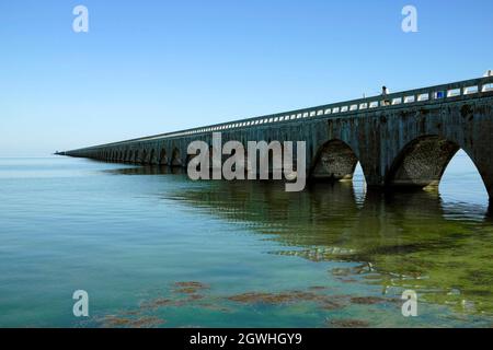 Panoramablick auf die endlose Seven Miles Bridge, Florida, USA. Stockfoto