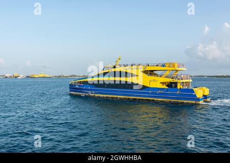 Cancun, Mexiko - 13. September 2021: Ultramar Fähre mit Touristen von Cancun nach Isla Mujeres Stockfoto