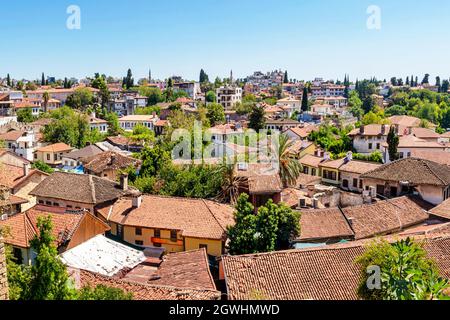 Das alte Zentrum von Antalya, der Hafen von Kaleici in Antalya. Dächer von Häusern, alte Fliesen. Touristischer historischer Ort in antalya, türkei. Tourismus nach Europea Stockfoto